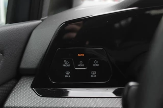 Volkswagen Golf Volkswagen Golf 1.5 eTSI R-Line / Panoramadak / Camera / Harman Kardon / Matrix LED / 18'' / Navigatie / DAB / ACC / Dodehoek / Stuurverwarming / Stoelverwarming - afbeelding nr 30
