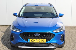 Ford Focus Trekgewicht 1.500kg ! Slechts 6.450km ! Ruim €. 9.000,- beneden de nieuwprijs ! Volautm. airco dual, navigatie, telefoonvoorb., adaptive cruise control, LED verlichting, metallic lak, camera, front-, lane- en side assist, LM wielen, Isofix etc. - afbeelding nr 3