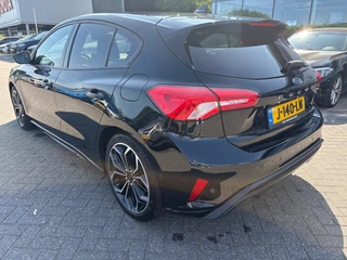 Ford Focus Ford Focus 1.0 EcoBoost Titanium Business ST-Line Camera / Navigatie / Keyless / B&O / 17'' / Stuurverwarming / DAB / Dodehoek / Cruise Control - afbeelding nr 4
