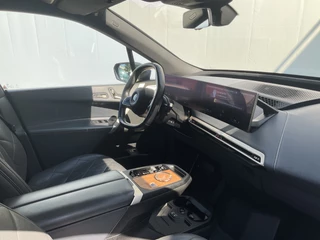 BMW iX BMW iX xDrive50 High Executive 112 kWh Laser B&W Pano.dak Trekhaak M-sport - afbeelding nr 3