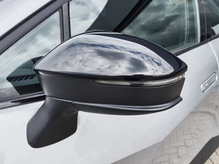 Toyota C-HR Toyota C-HR 1.8 Hybrid 140 First Edition | Navi | Sensoren v/a | El. Achterk - afbeelding nr 36
