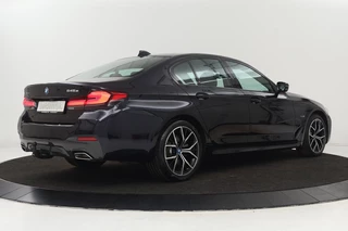 BMW 5 Serie BMW 5-serie 545e xDrive M Sport | Trekhaak | Adaptive cruise |  Stoel & stuurverwarming | Alcantara | Camera | Carplay | Sfeerverlichting | 19'' | Full LED | Park Assist - afbeelding nr 34