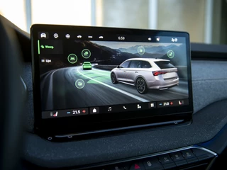Škoda Octavia | Matrix LED | Lodge Interieur | Chrome pakket | Stoel-, Stuur- & voorruitverwarming | Navi 13inch | Wireless App-connect | El. achterklep m.sensor | ACC | Winterpakket - afbeelding nr 16