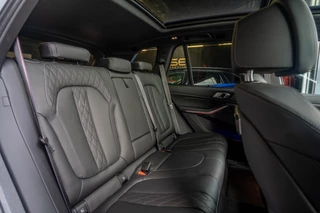 BMW X5 BMW X5 xDrive50e Hybrid M-Sport | Pano Skylounge | HUD | 360 | Brooklyn Grau - afbeelding nr 16