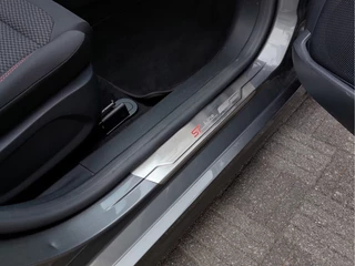 Ford Fiesta Ford Fiesta 1.0 EcoBoost 101pk ST-Line 5-Deurs | Navi | Apple Carplay + Android Auto | Clima | Cruise | Keyless Start | Pdc | Stoelverwarming | Rijstrook+Lichtsensor | Privacy Glass | 17''lm - afbeelding nr 30