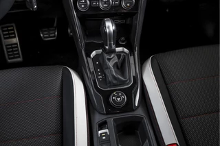Volkswagen T-Roc Volkswagen T-Roc 2.0 TSI 190 PK 4Motion Sport - Automaat | Dig. Cockpit | Cruise Control | Stoelverw. | PDC | NAV + App. Connect | ECC | Afn. Trekhaak | LM 17