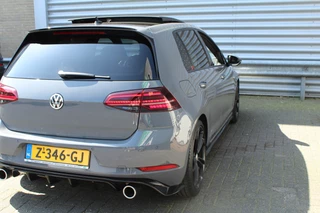 Volkswagen Golf Volkswagen Golf 2.0 TSI GTI TCR 290pk DSG7 Panoramadak Clima Cruise Navi Camera DynAudio Keyless Zwarte 19