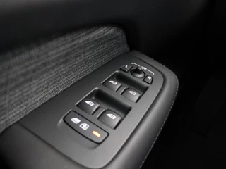 Volvo V60 Volvo V60 T6 PLUG-IN HYBRID ESSENTIAL EDITION 19INCH GETINT GLAS STOELVERW - afbeelding nr 17