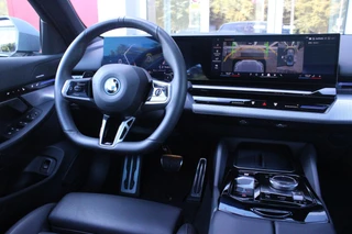 BMW 5 Serie BMW 5-serie 530e M-SPORT PRO 300PK (nieuw model) | PANORAMA DAK | M-SPORT PAKKET | M-SPORT AERODYNAMICA |  M-SPORT NAPPALEDEREN STUURWIEL MET SPORTBOOST FUNCTIE | BMW SHADOWLINE ADAPTIEVE LED KOPLAMPEN | ELEKTRISCH BEDIENBARE ACHTERKLEP |  BMW INDIVIDIUAL HIGH GLOSS EXTERIEUR RAAMLIJST AFWERKING | BMW LIVE COCKPIT PROFESSIONAL | ELEKTRISCH VERSTELBARE VOORSTOELEN MET VENTILATIE / VERWARMING EN GEHEUGEN OP DE BESTUURDERSSTOEL |  ACHTERBANKVERWARMING | 4-ZONE CLIMATE CONTROL | DONKER GETINTE ACHTERRUITEN | DONKERE HEMELBEKLEDING | DRIVE ASSISTANT | HARMAN KARDON Hi-Fi GELUIDSSYSTEEM| DRAARLOZE TELEFOONLADER | DRAADLOOOS APPLE CARPLAY / ANDROID AUTO | KLASSE 3 ALARM | COMFORT ACCESS | 20