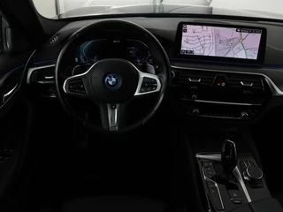 BMW 5 Serie BMW 5-serie 530e xDrive M Sport | Panoramadak |  Harman/Kardon | Stoel & stuurverwarming | Adaptive cruise | Camera | Trekhaak | Carplay | Achterbankverwarming | Live Cockpit | Sportstoelen - afbeelding nr 3