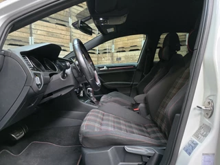 Volkswagen Golf Volkswagen Golf 2.0 TSI GTI Performance Navigatie LED Cruise PDC 19
