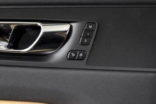 Volvo XC60 Volvo XC60 2.0 T4 Inscription 190 PK - Automaat | Dig. Cockpit | Elek. Trekhaak | Adapt. Cruise | Memory | Stoel-+Stuurverw. | PDC | Camera | NAV | ECC | Elek. Klep | LM 19