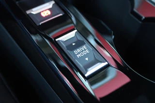 Peugeot 2008 Peugeot 2008 1.2 Hybrid 136PK AUTOMAAT ALLURE | NIEUWE AUTO! | KEYLESS ENTRY/START | PARKEERSENSOREN VOOR + ACHTER | 17