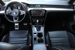 Volkswagen Passat Volkswagen Passat Variant 2.0 TSI 220PK Highline R-line | DYNAUIDIO | ACC | LEDER - afbeelding nr 2