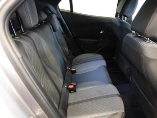 Peugeot 2008 Peugeot 2008 1.2 PureTech 130pk Automaat Allure | Navigatie | Apple Carplay/Android | Auto 360 camera | Parkeersensoren | Blind Spot Assist | Adaptive Cruise Control | Stoelverwarming | Getinte ramen | Climate Control - afbeelding nr 40