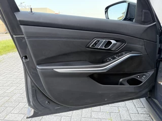 BMW 3 Serie BMW 3 Serie Touring 330e M-Sport DRAVITGRAU PANO/LASER/HEAD-UP/ADAPTIVE M-ONDERSTEL/KEYLESS/19