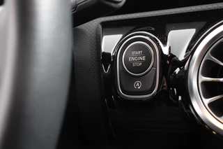Mercedes-Benz A-Klasse Mercedes-Benz A-klasse 200 Automaat Progressive | Sfeerverlichting | Navigatie | Climate control | Camera | Parkeer sensoren | Half Lederen Bekleding | Led  | Cruise Control | LMV Velgen - afbeelding nr 18