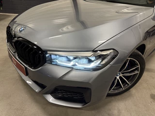 BMW 5 Serie BLUESTONE-METALLIC MET COGNAC LEER/PANO/ACC/CAMERA/STANDKACHEL/SFEER/DAB/CARPLAY/SHADOW-LINE/M-AERODYNAMIC - afbeelding nr 2