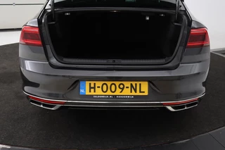 Volkswagen Passat Volkswagen Passat 1.5 TSI R Line | Stoelverwarming | Matrix LED |  Adaptive cruise | Carplay | Leder/Alcantara | Navigatie | Parkeerhulp - afbeelding nr 11