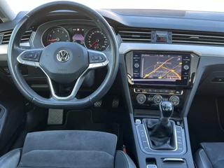 Volkswagen Passat Panoramadak Led Matrix ACC Camera Parkeersensoren Chroom Pakket Stoelverwarming 1/2 Leder Alcantara NL Auto 1e Eigenaar - afbeelding nr 9