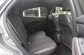 Ford Mustang Mach-E Ford Mustang Mach-E Extended First Edition AWD 98 kWh / Panoramadak / Camera / Leder / 19'' / B&O / Keyless / DAB / Dodehoek / ACC / Navigatie / Sfeerverlichting / Stoelverwarming - afbeelding nr 12