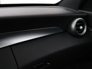 Mercedes-Benz C-Klasse Mercedes-Benz C-klasse 300e AMG Night | Adaptive cruise |  Stoelverwarming | Carplay | Leder/Alcantara | Camera | Navigatie | Full LED - afbeelding nr 31