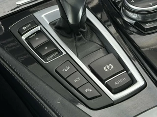 BMW 5 Serie BMW 5-serie 528xi High Executive, NL AUTO, NAP, PANO, NAVI, CRUISE, ECC-AIRCO, HUD, DODEHOEK, COMFORT STOELEN, CAMERA, LICHTMETAAL 17