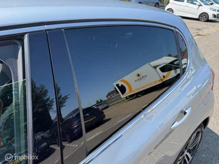 Peugeot 208 Peugeot 208 110pk 1.2 GT-line , 5 deurs Navigatie en Camera achter , Parkeerhulp achter ,  Ramen & spiegels eclectisch ,  Sport Velgen , Rode GT Line accenten , Chrome uitlaat sierstuk - afbeelding nr 15