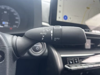 Toyota C-HR Toyota C-HR 1.8 Hybrid Dynamic Limited / Groot scherm / Parkeersensoren - afbeelding nr 19