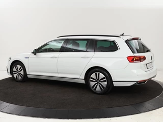 Volkswagen Passat Volkswagen Passat 1.4 TSI PHEV GTE | Stoelverwarming | Massage |  Carplay | Camera | Adaptive cruise | Matrix LED | Navigatie | Memory | Sfeerverlichting - afbeelding nr 2