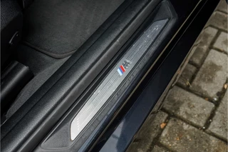 BMW 3 Serie BMW 3 Serie 330i xDrive High Ex M-Sport Individual Schuifdak Navi Pro 18