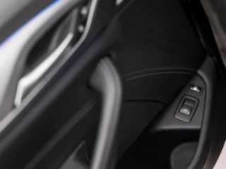 BMW 5 Serie BMW 5 Serie Touring 530e Sportline 293Pk Automaat (APPLE CARPLAY, GROOT NAVI, DEALER ONDERHOUDEN, CAMERA, SFEERVERLICHTING, LEDER, SPORTSTOELEN, ADAPTIVE CRUISE, TREKHAAK ELEKTRISCH, NIEUWSTAAT) - afbeelding nr 43