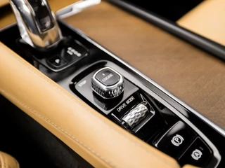 Volvo XC90 408Pk Automaat (PANORAMADAK, LUCHTVERING, APPLE CARPLAY, BOWERS&WILKINS, MEMORY SEATS, COGNAC LEDER, HEAD-UP DISPLAY, KEYLESS, GETINT GLAS, 360 CAMERA, ZWART HEMEL, NIEUWSTAAT) - afbeelding nr 28