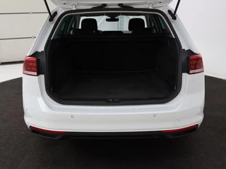 Volkswagen Passat Volkswagen Passat 2.0 TDI Comfort Business | Stoelverwarming |  Camera | Adaptive cruise | Carplay | Massage | Navigatie | Full LED | Parkeerhulp - afbeelding nr 12