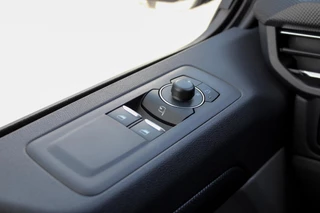 Ford E-Transit Ford E-Transit Cust. 320 L2H1 Limited 65 kWh 218pk | VOORRAAD | Inklapbare trekhaak | 17 inch lichtmetalen velgen (Carbonised Grey) | Driver Assistent Pack Premium | AGM accu | 3-fase laadkabel mode 3 32A, 10 meter | Centrale dubbele vergrendeling | Vehicle Integration System - afbeelding nr 29