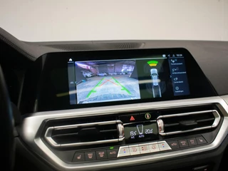 BMW 3 Serie BMW 3-serie Touring 320e M Sport (PANORAMADAK,APPLE CARPLAY,NAVI,SFEERVERLICHTING,STOELVERWARMING,CAMERA,LEDER,CRUISE,CLIMATE) - afbeelding nr 13