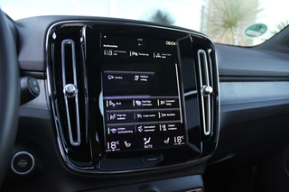 Volvo XC40 ➡️ Volvo XC40 1.5 T5 Recharge Inscription 262 pk | 1e eigenaar | 19 inch | Camera | Dakraam | LED | DAB | Trekhaak | Voorruit verwarming | Telefoon lader | NL auto | inc BTW | - afbeelding nr 26