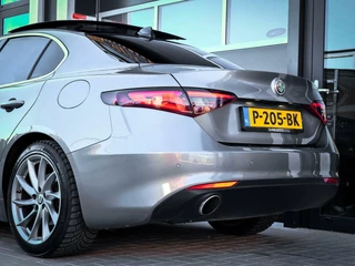 Alfa Romeo Giulia Alfa Romeo Giulia 2.0T Super | PANORAMADAK | KEYLESS | DNA | LANE ASSIST | VOL OPTIES! - afbeelding nr 16