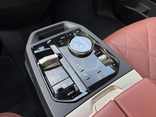 BMW iX BMW iX xDrive40 High Executive 77 kWh SOH 99% Led v+a Auto.inparkeren Pano - afbeelding nr 41