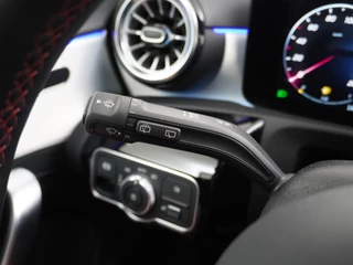 Mercedes-Benz A-Klasse Mercedes-Benz A-Klasse A180 AMG // Multibeam LED // Sfeerverlichting // Adaptief Onderstel // 19