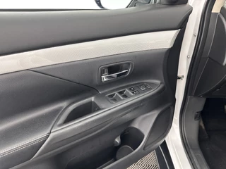 Mitsubishi Outlander Aut. *NAVI-FULLMAP | LEATHER-FABRIC | COMFORT-SEATS | CAMERA | ECC | KEYLESS | SHIFT-PADDLES | TOWBAR | 16