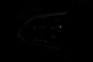 Volkswagen Golf Volkswagen Golf 1.5 eTSI DSG R-Line | DEMO ! | Navigatie | Climate Control | Adaptive cruise control | Dab | Led | Stoel en Stuurverwarming - afbeelding nr 17