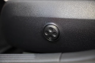 Mercedes-Benz C-Klasse Mercedes-Benz C-klasse 300 e AMG 63 Look / 360 Camera / Acc / Lane Assist / Elek Stoelen / Leder / Open Pano / Dode Hoek / 20 Inc - afbeelding nr 28