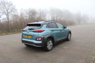 Hyundai Kona Hyundai Kona EV Premium 64 kWh leder stoelverwarming+koeling adaptive cruise & climate control carplay android auto krell - afbeelding nr 3