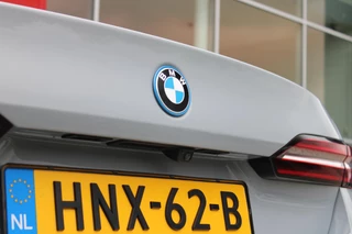 BMW 5 Serie BMW 5-serie 530e M-SPORT PRO 300PK (nieuw model) | PANORAMA DAK | M-SPORT PAKKET | M-SPORT AERODYNAMICA |  M-SPORT NAPPALEDEREN STUURWIEL MET SPORTBOOST FUNCTIE | BMW SHADOWLINE ADAPTIEVE LED KOPLAMPEN | ELEKTRISCH BEDIENBARE ACHTERKLEP |  BMW INDIVIDIUAL HIGH GLOSS EXTERIEUR RAAMLIJST AFWERKING | BMW LIVE COCKPIT PROFESSIONAL | ELEKTRISCH VERSTELBARE VOORSTOELEN MET VENTILATIE / VERWARMING EN GEHEUGEN OP DE BESTUURDERSSTOEL |  ACHTERBANKVERWARMING | 4-ZONE CLIMATE CONTROL | DONKER GETINTE ACHTERRUITEN | DONKERE HEMELBEKLEDING | DRIVE ASSISTANT | HARMAN KARDON Hi-Fi GELUIDSSYSTEEM| DRAARLOZE TELEFOONLADER | DRAADLOOOS APPLE CARPLAY / ANDROID AUTO | KLASSE 3 ALARM | COMFORT ACCESS | 20