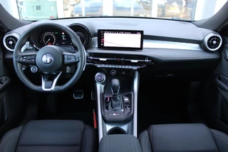 Alfa Romeo Tonale Alfa Romeo Tonale 1.5T 160PK HYbrid VELOCE | PANORAMISCH SCHUIF / KANTELDAK | LEDEREN BEKLEDING | VOORSTOELEN / STUUR VERWARMD | VOORSTOELEN GEVENTILEERD | VOORSTOELEN ELEKTRISCH VERSTELBAAR | DRAADLOOS APPLE CARPLAY / ANDROID AUTO | 360° CAMERA | AUTOMATISCH DIMMENDE BUITENSPIEGELS | 20