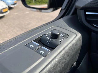 Ford Transit Custom Ford Transit Custom 340 2.5 PHEV L2H1 Limited | SCI | Voorraad | Kombi 9-persoons | Incl. BTW en BPM |  Dubbele schuifdeur | 17 inch lichtmetalen velgen | Trekhaak | Navigatie | Garantie 5 jaar of 200.000 km | Camera - afbeelding nr 24