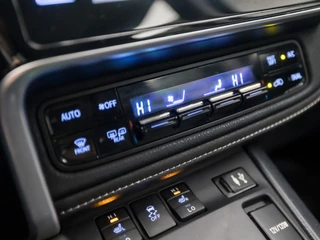 Toyota Auris Toyota Auris Touring Sports 1.8 Hybrid Sport Automaat (PANORAMADAK, NAVIGATIE, LEDER, STOELVERWARMING, CAMERA, SPORTSTOELEN, KEYLESS, LED KOPLAMPEN, NIEUWE APK, NIEUWSTAAT) - afbeelding nr 10