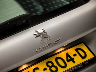 Peugeot 2008 Peugeot 2008 1.2 PureTech Sport Automaat (APPLE CARPLAY, NAVIGATIE, CAMERA, CLIMATE, LEDER, SPORTSTOELEN, PARKEERSENSOREN, CRUISE, LM VELGEN, NIEUWSTAAT) - afbeelding nr 28