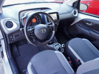 Toyota Aygo Toyota Aygo 1.0 VVT-i x-play Automaat | Navigatie | Cruise | NAP | Airco - afbeelding nr 3